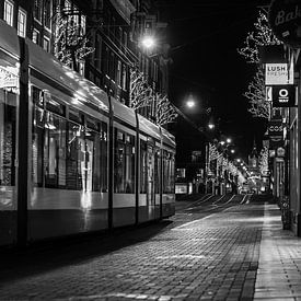 Leidsestraat mit Straßenbahn bei Nacht von Anouk Boonstra