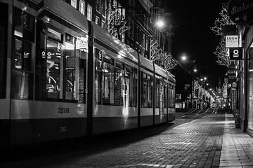 Leidsestraat met tram by night van Anouk Boonstra