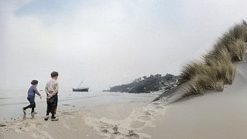 Spielende Kinder auf Holzschuhen am Strand