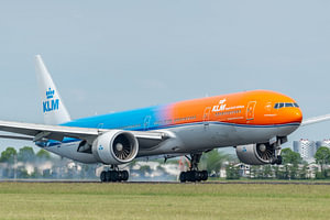 Gelandet auf der Polderbaan. Die KLM Boeing 777-300 mit dem Spitznamen Orange Pride (PH-BVA) ist gel