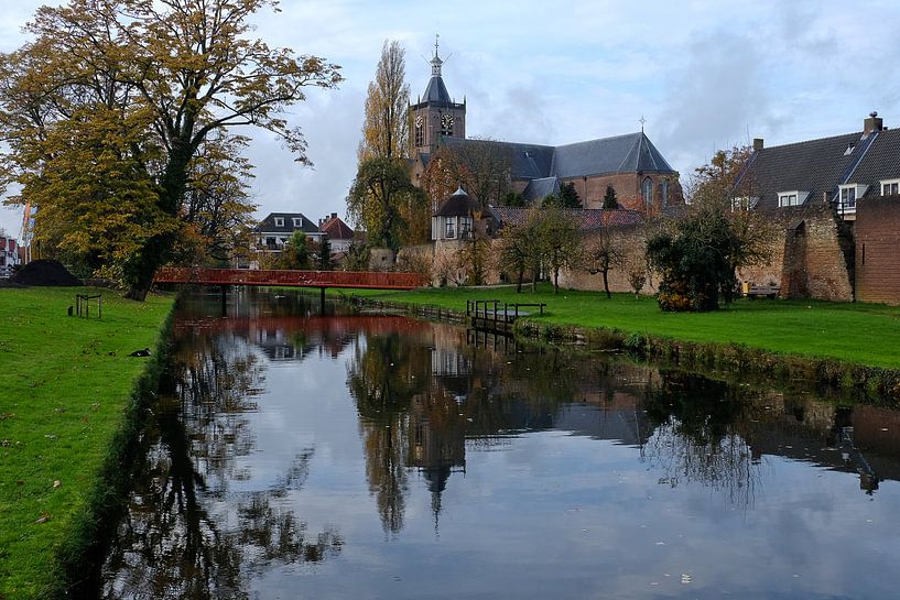 Vianen stadsgracht met Grote Kerk von Maarten Kerkhof