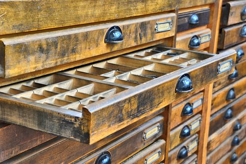 Kast met letters in een drukkerij