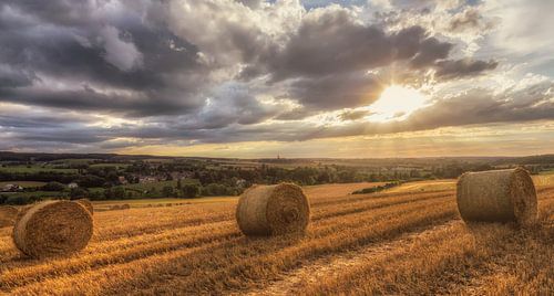 Zonsondergang  boven strobalen in Zuid-Limburg