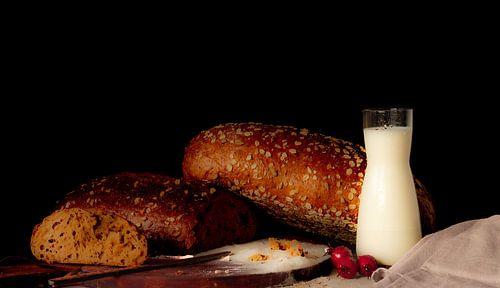 Simple Abundance – Nature morte au pain et au lait