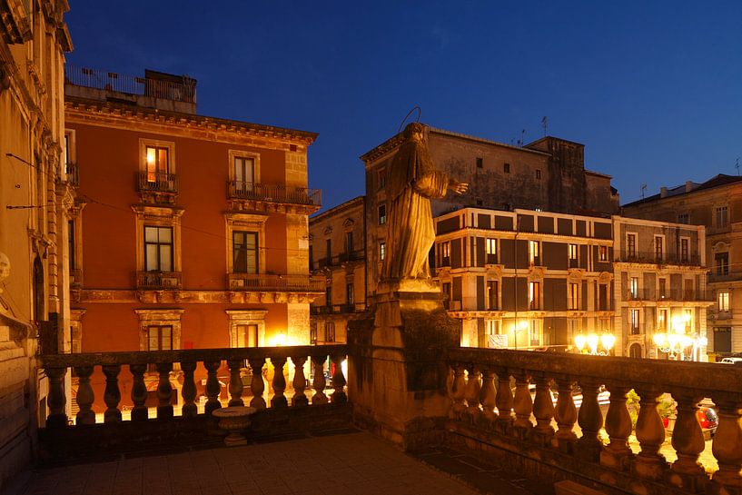 Häuser und Skulptur an der Piazza San Francesco d'Assisi bei Abendd�mmerung , Catania, Sizilien, Ita von Torsten Krüger