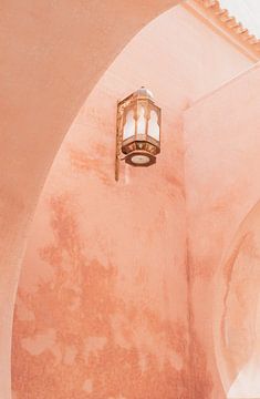 Roze muur en lantaarn in Marrakech van Leonie Zaytoune