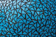 Mozaïek van blauwe driehoeken. van Don Fonzarelli thumbnail