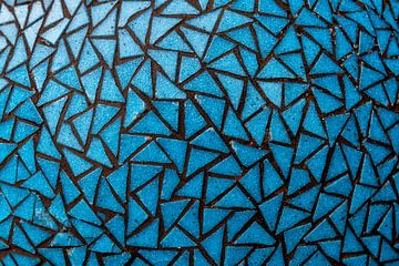 Mozaïek van blauwe driehoeken.