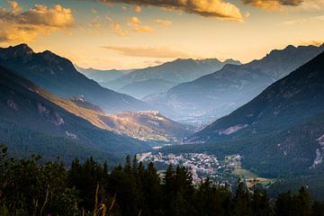 Die befestigte Stadt Briançon in den französischen Alpen im Abendlicht von Damien Franscoise