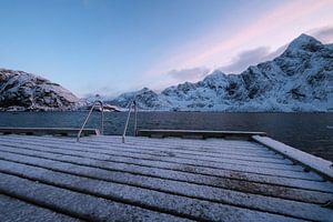 Steiger in de sneeuw aan een Noors fjord