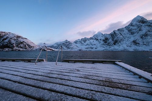 Gerüst im Schnee an einem norwegischen Fjord von Nadia Feys
