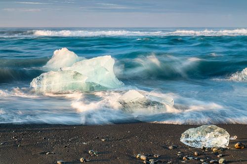 Glacier ice in the play of waves