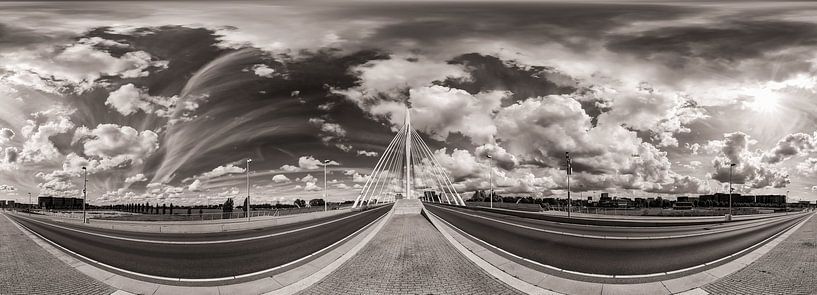 Panorama: Prinz Claus-Brücke, Utrecht mit bewölktem Himmel (schwarz und weiß) von John Verbruggen