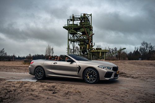BMW M8 Competition Cabriolet bij verlaten gebouw