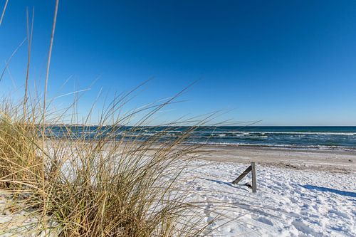 Dünen im Schnee, Strand in Juliusruh auf Rügen von GH Foto & Artdesign