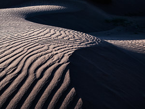 Abstract lijnenspel in de Sahara. Zandduin in de woestijn