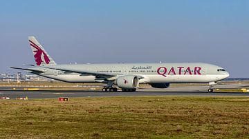 Vertrekkende Qatar Airways Boeing 777-300. van Jaap van den Berg