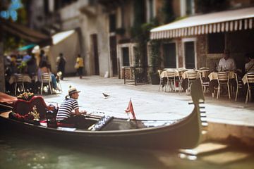 Gondoliere in Venedig | Reisefotografie in Italien | verträumte Pastelltöne