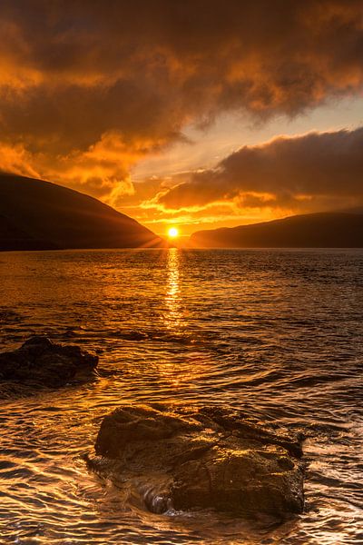Zonsondergang boven de Hvalvík Fjord: Een Magisch moment van Gerry van Roosmalen