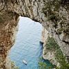 Natürlicher Bogen in Capri - Küstenlandschaft in Italien von Carolina Reina Photography