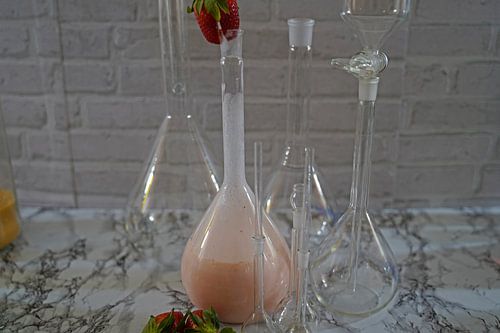 Aardbeienmilkshake in een kolf