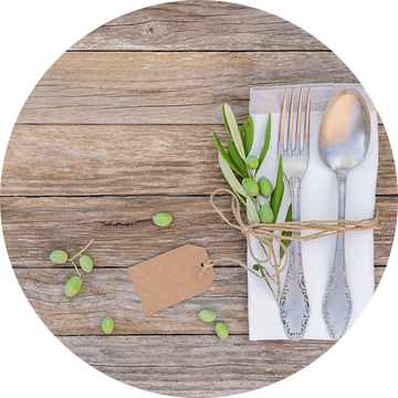 Rustiek diner menu tabel plaatsbepaling met servet, zilveren bestek, olijven takje van Alex Winter