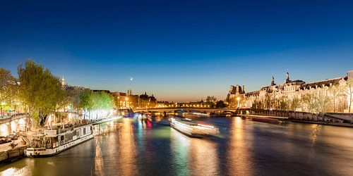 Bateaux d'excursion sur la Seine à Paris la nuit