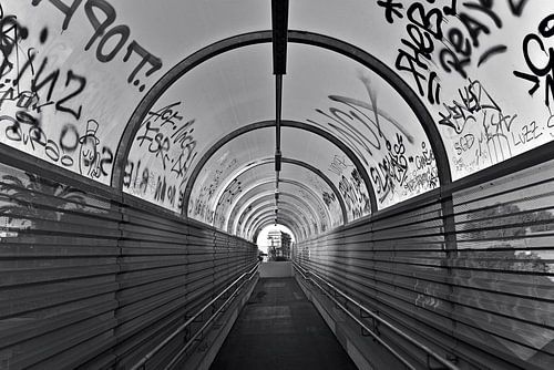 Mysterieus licht in de metro van Catania - monochroom