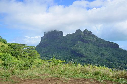Mont Pahia touched by clouds