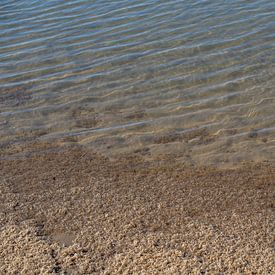 Het kabbelende water van de zee van Sanne Portauwe Photography