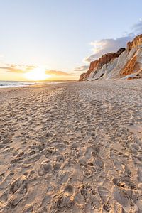 Sonnenuntergang am Sandstrand Praia da Falésia. Rote Klippen feiner Sand bei Albufeira, Portugal