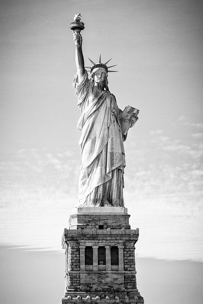 Vrijheidsbeeld in New York (zwart-wit) van Mark De Rooij
