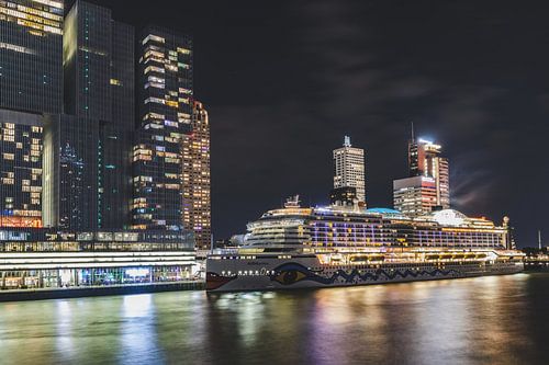 Skyline of Rotterdam with cruiseship 