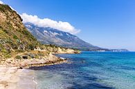 Landschap in Kefalonia Griekenland met kust zee strand en bergen van Ben Schonewille thumbnail