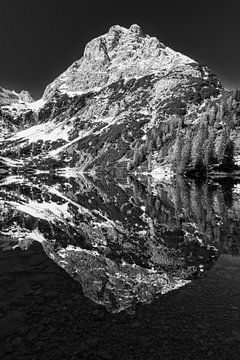 Zwart-wit foto van de berg Ehrwalder Sonnenspitze aan de Seebensee in Tirol bij Ehrwald van Daniel Pahmeier