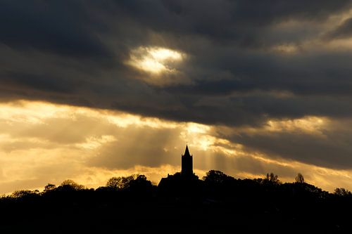 Sonnenuntergang und Kirche