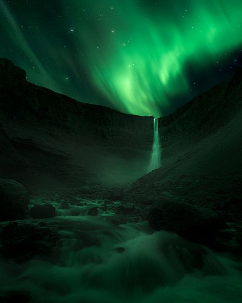 "Project Green Glow" – Nordlichter Über einem Wasserfall von Daniel Laan