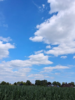 Endloser Horizont – Eindrucksvoller belgischer Wolkenhimmel über der Landschaft