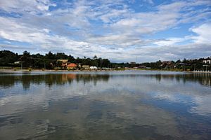 Stille und Spiegelungen auf dem See von Saen Monourom