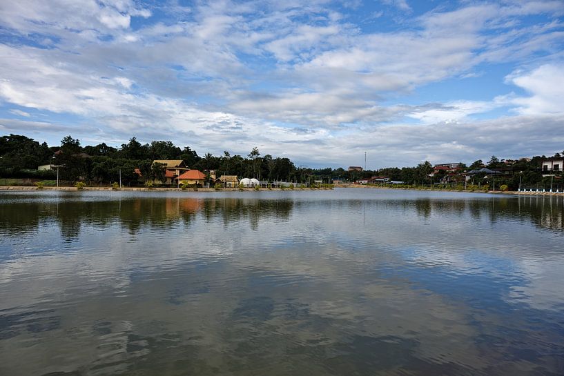 Stille und Spiegelungen auf dem See von Saen Monourom von Frank Photos