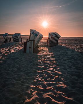 Strandstoelen bij zonsondergang van Steffen Peters