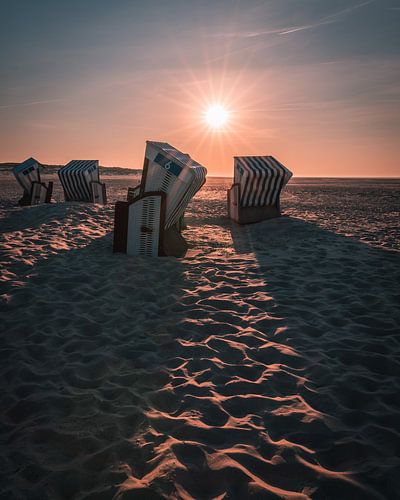 Strandstoelen bij zonsondergang