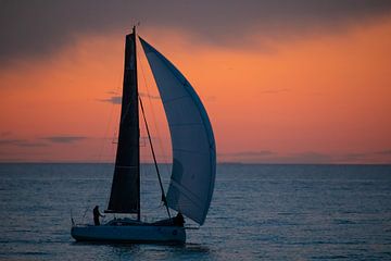 Zeilboot na zonsondergang van t.ART