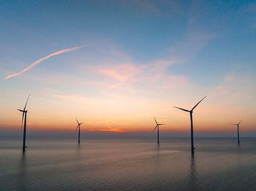 Éoliennes d'un parc éolien en mer produisant de l'électricité sur Sjoerd van der Wal Photographie