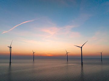 Windturbines in een offshore windpark tijdens zonsondergang van Sjoerd van der Wal Fotografie