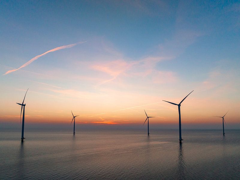 Windturbines in een offshore windpark tijdens zonsondergang van Sjoerd van der Wal Fotografie