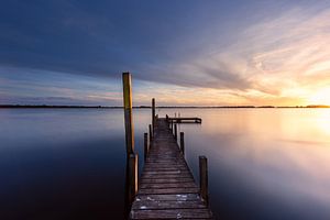 Lange steiger met palen op het meer tijdens zonsondergang van KB Design & Photography (Karen Brouwer)