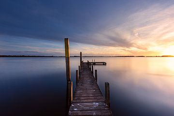 Langer Steg mit Masten auf dem See bei Sonnenuntergang von KB Design & Photography (Karen Brouwer)