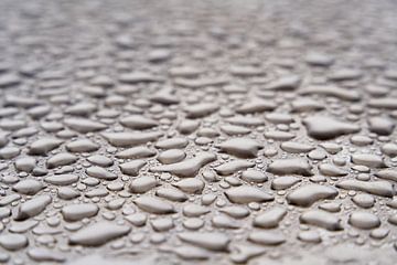 Regenwater op een metalen oppervlak van Heiko Kueverling