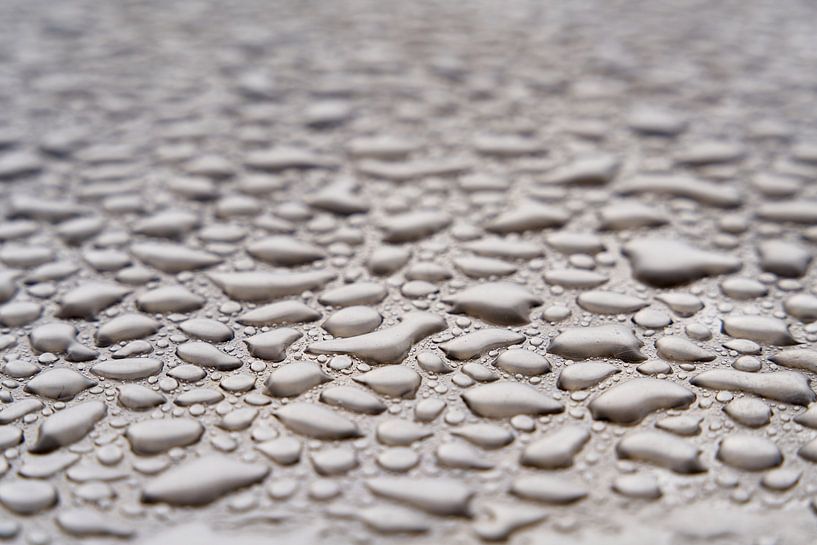 Regenwasser auf einer Metalloberfläche von Heiko Kueverling